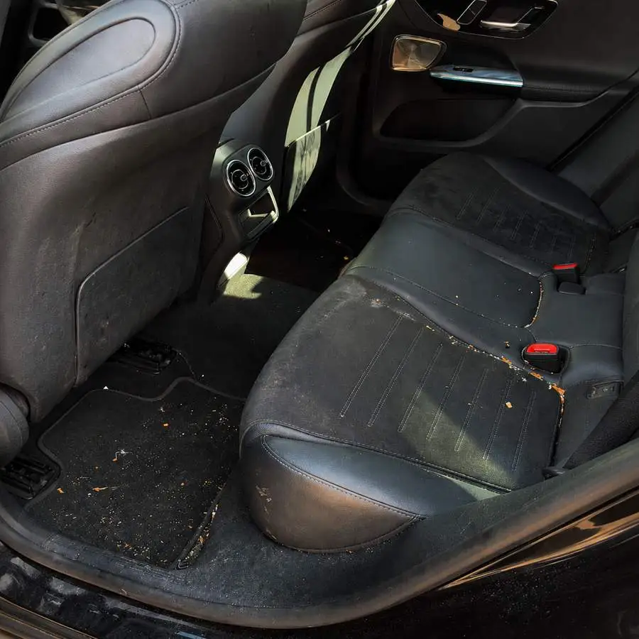 Intérieur de voiture avant nettoyage Cleaneasy