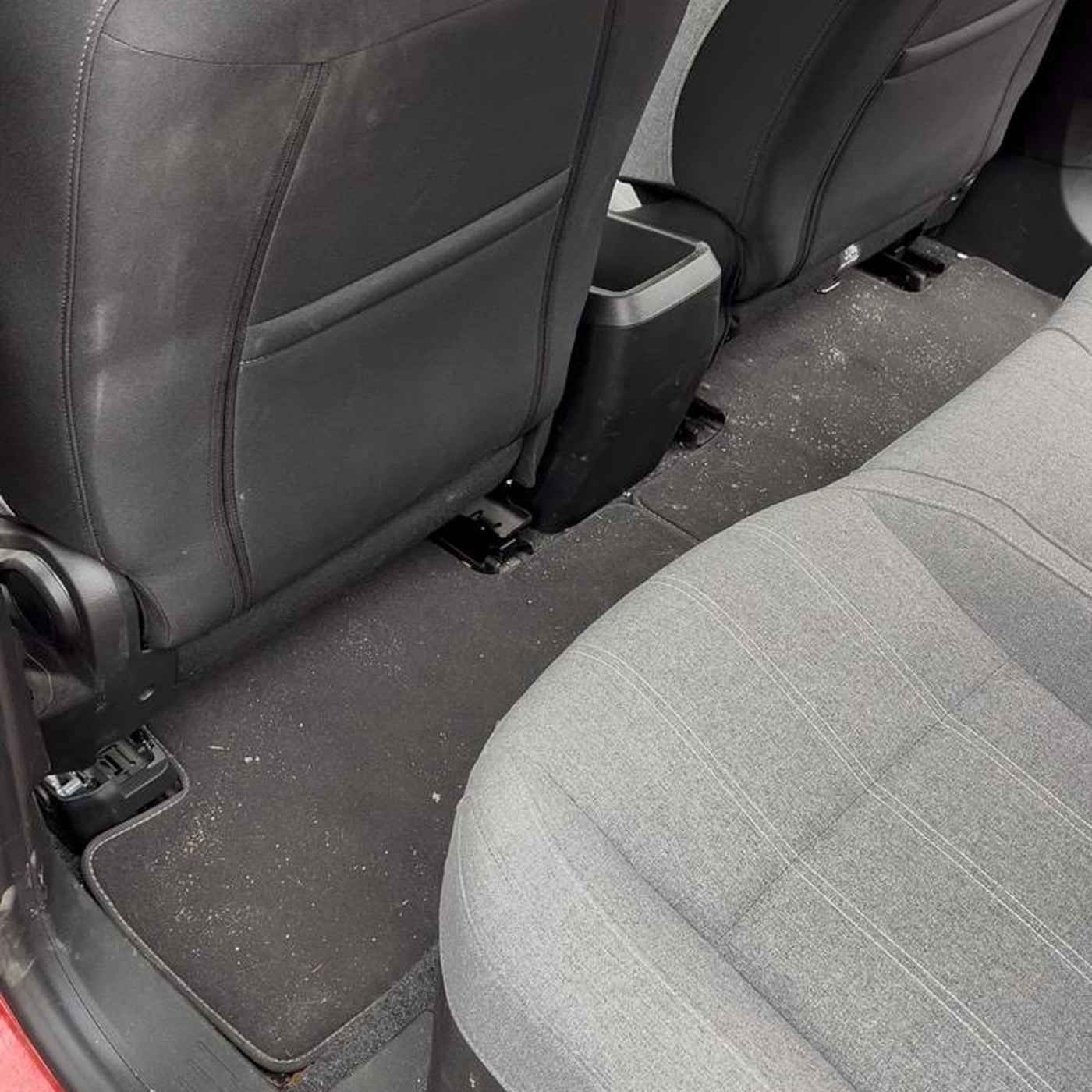 Intérieur de voiture avant nettoyage